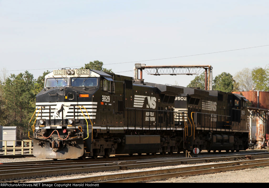NS 9829 & 9502 hang out at the fuel rack in Glenwood Yard